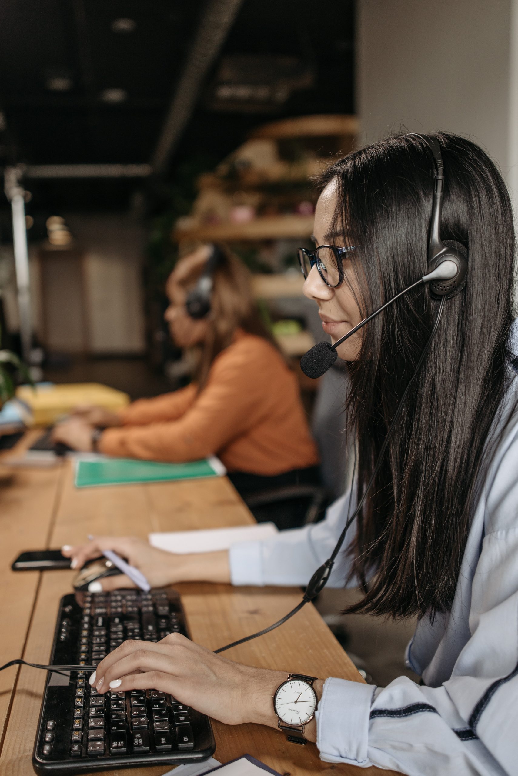 Filipina call center agent - find out why outsourcing Philippines is top notch